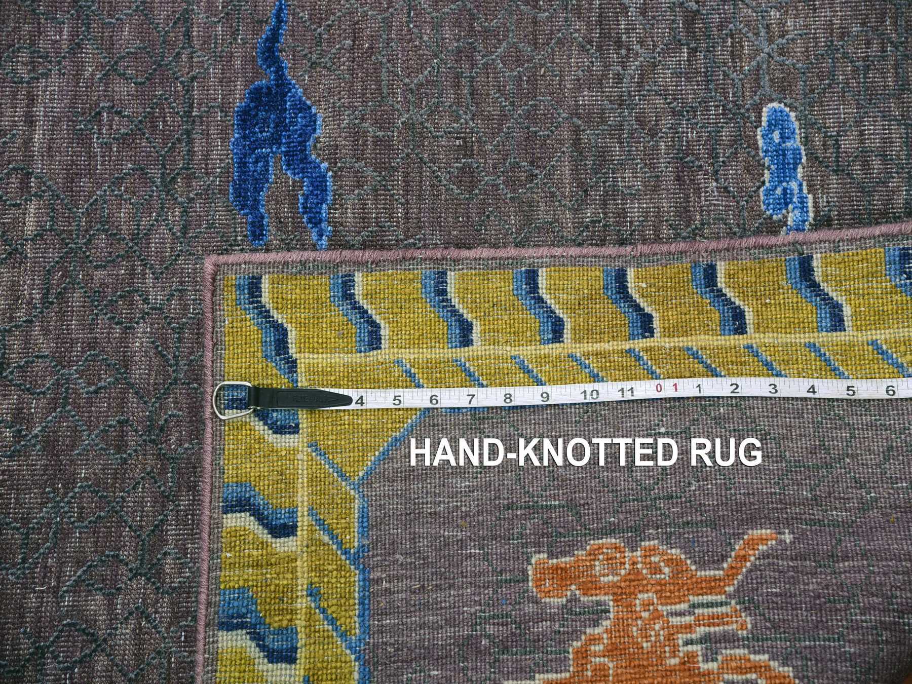 Traditional Rugs LUV677826